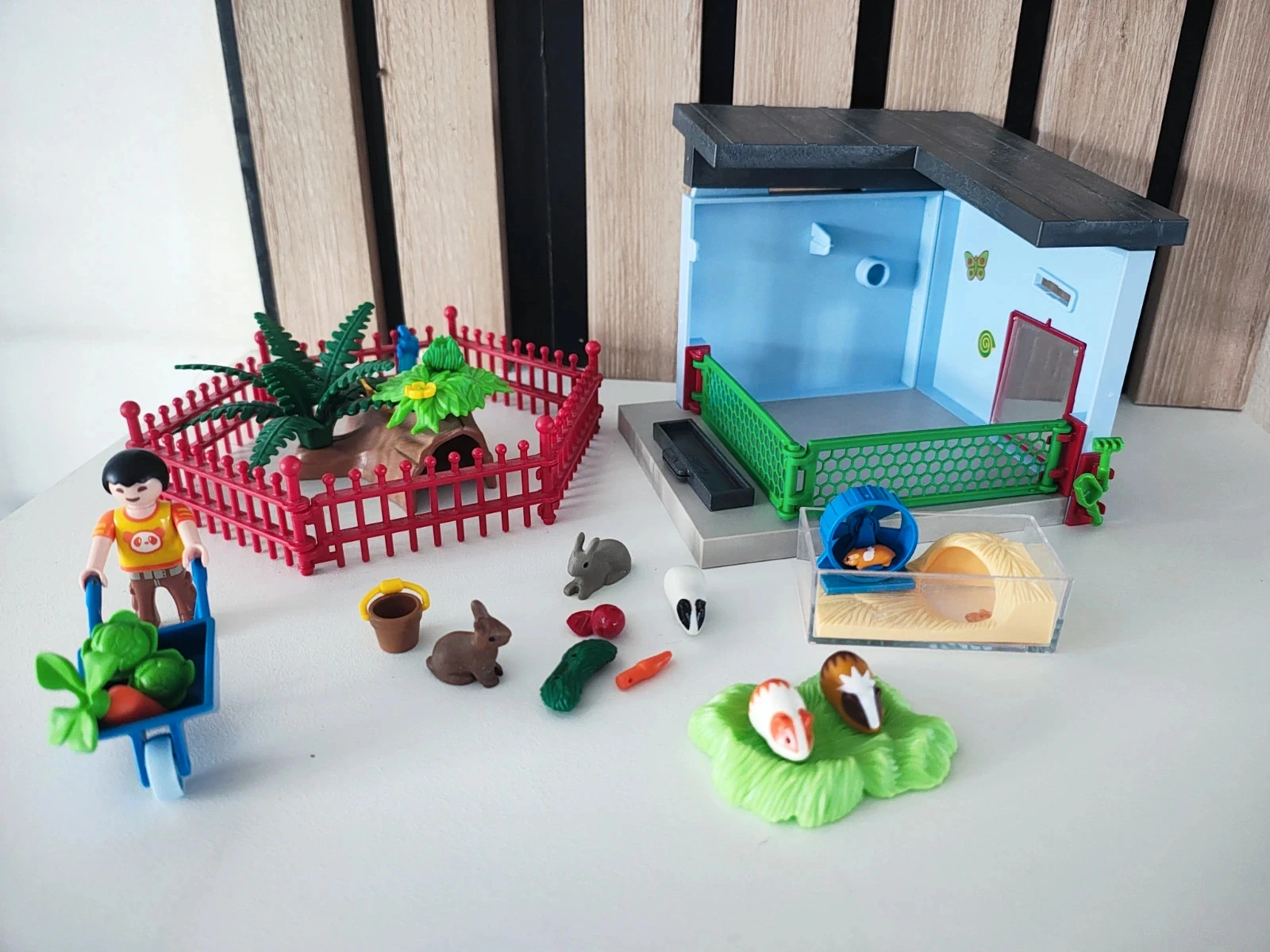 Lot playmobil animalerie+personnage et brouette accessoires visibles sur photo